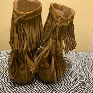 Minnetonka Size 7 boots